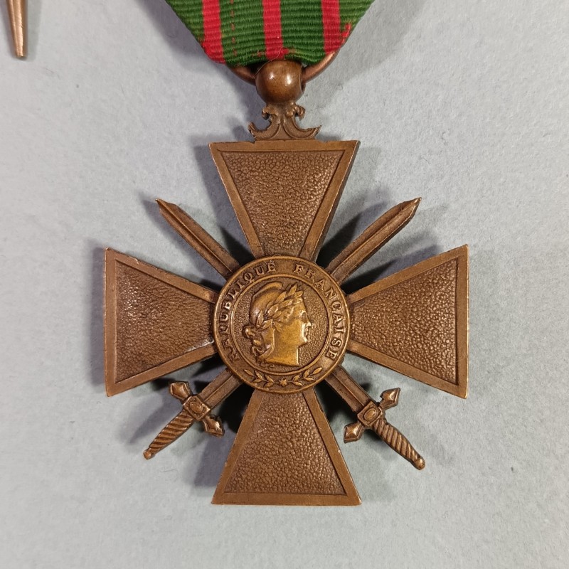 CROIX DE GUERRE 1914-1917 AVEC DEUX ETOILES POUR CITATIONS A L'ORDRE DU REGIMENT REDUCTION DE FOURRAGERE